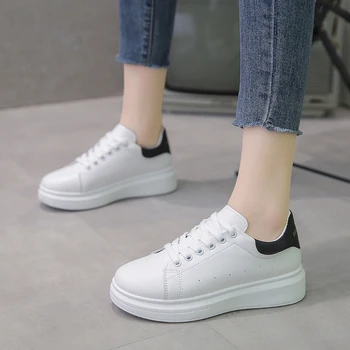 Женские теннисные туфли Коренастые белые кроссовки для женщин Вулканизированная обувь на шнуровке Повседневная мода Бренд Дизайнерская обувь Кроссовки на платформе